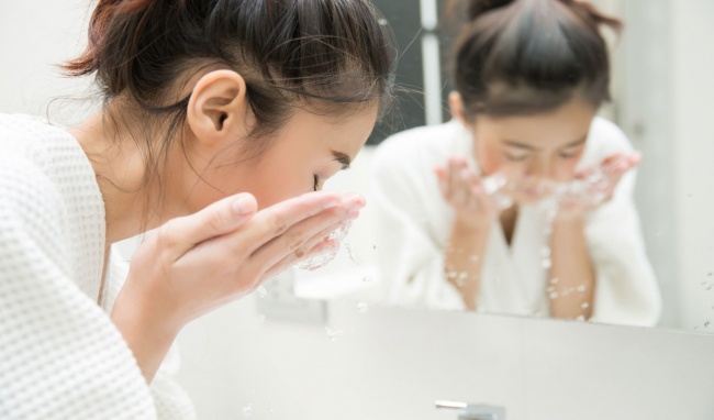 60 giây massage da mặt khi rửa mặt giúp da bừng sáng sức sống
