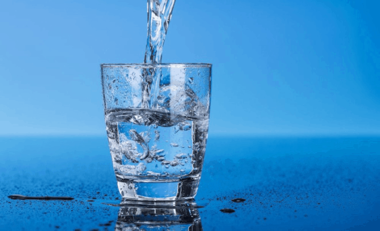 Uống nước giúp trẻ hóa làn da