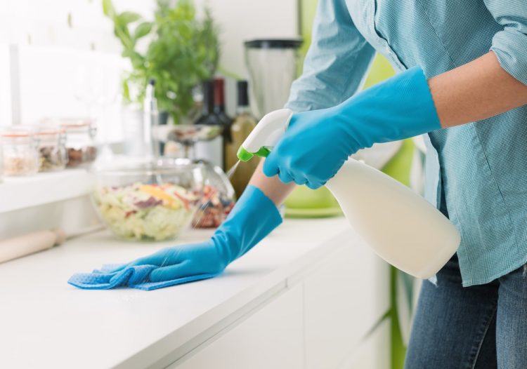 Dọn dẹp nhà cửa định kỳ để bảo vệ làn da nhạy cảm
