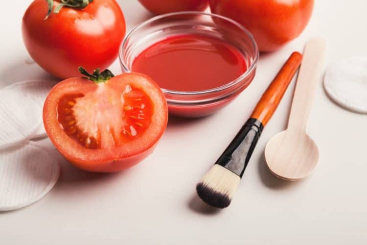 5. Tác dụng của cà chua đối với da mặt: Tẩy da chết tự nhiên