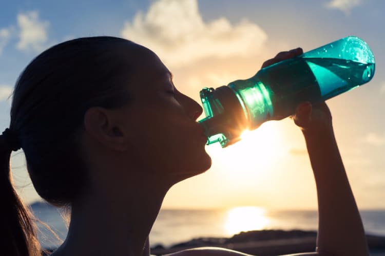 Uống đủ nước có thể hạn chế tình trạng khô da, nguyên nhân khiến da mặt bị bong tróc
