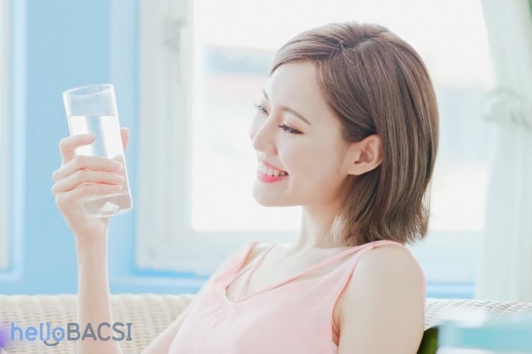 Uống đủ nước giúp thải độc tố trên da