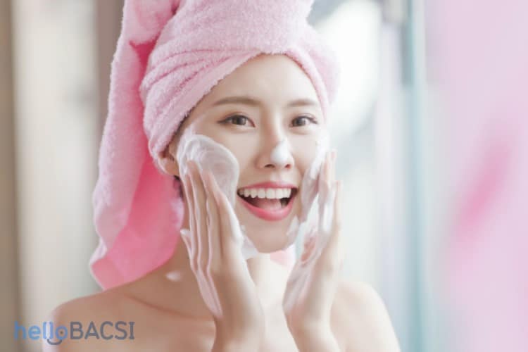 Rửa mặt là cách cơ bản giúp da loại bỏ bụi bẩn, độc tố trong lỗ chân lông