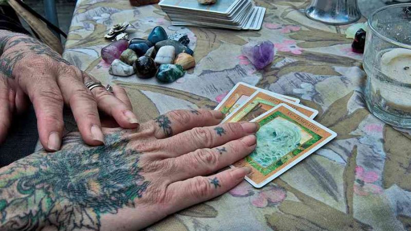 Bài Tarot là gì? – Nguồn gốc và các kiểu bài bói TAROT