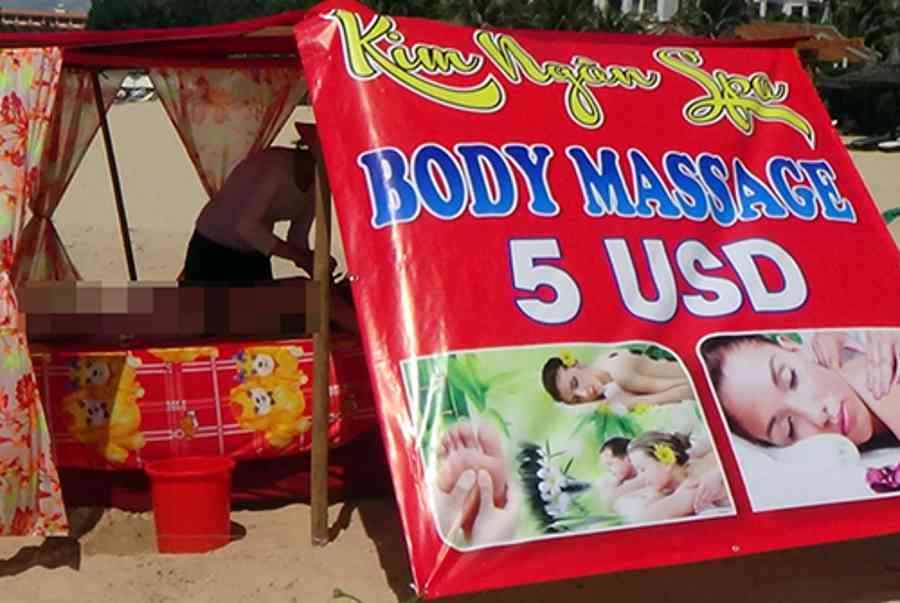 Nhiều chòi massage trái phép mọc trên bãi biển Mũi Né